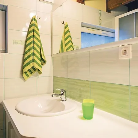 Three-bedroom Holiday In بيت للعطل دولني كوبين