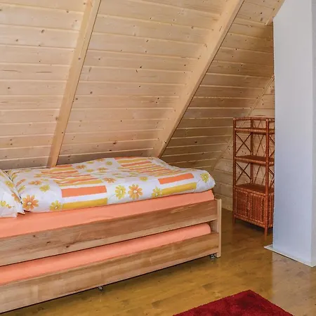 Three-bedroom Holiday In بيت للعطل دولني كوبين